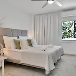 Private Garden Oasis Bbq, Pool, Walk To