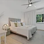 Apartment Private Garden Oasis Bbq, Pool, Walk To *