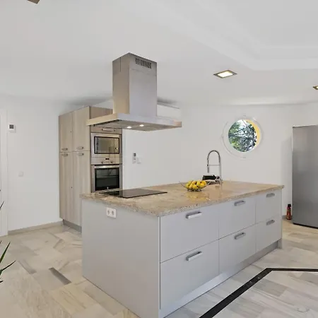 Private Garden Oasis Bbq, Pool, Walk To